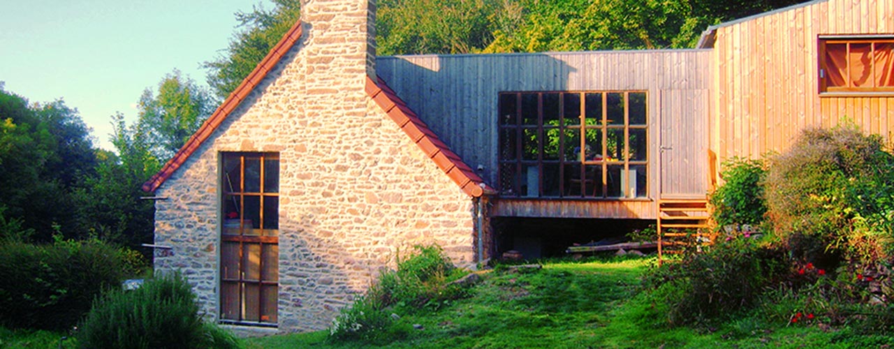 Bardage en bois avec murs en pierre